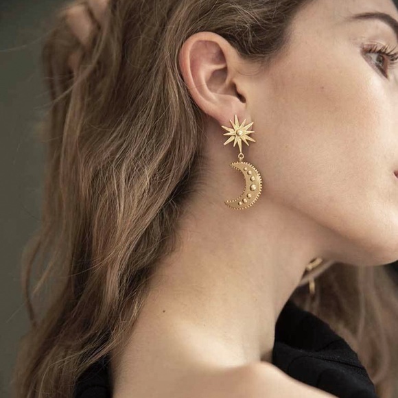 2/$20! Gold Star w/Gold Half Moon Earrings - Picture 3 of 8